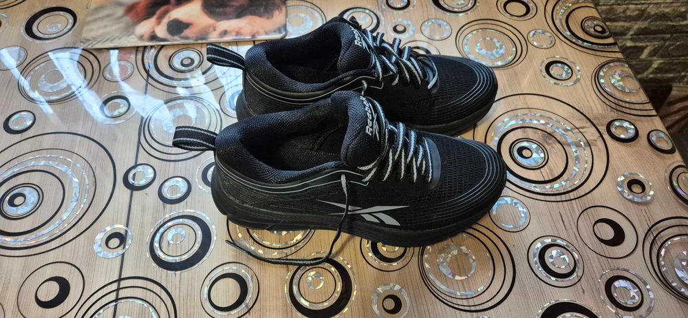 Маратонки Reeibok обувани са само един път.