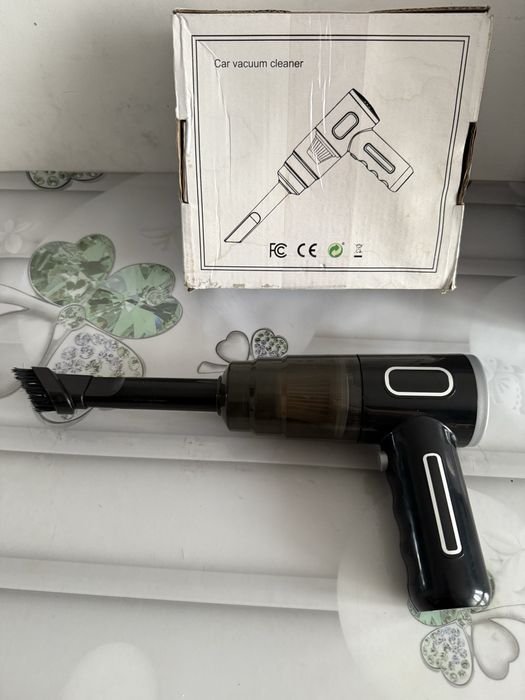 Маленький автомобильный пылесос