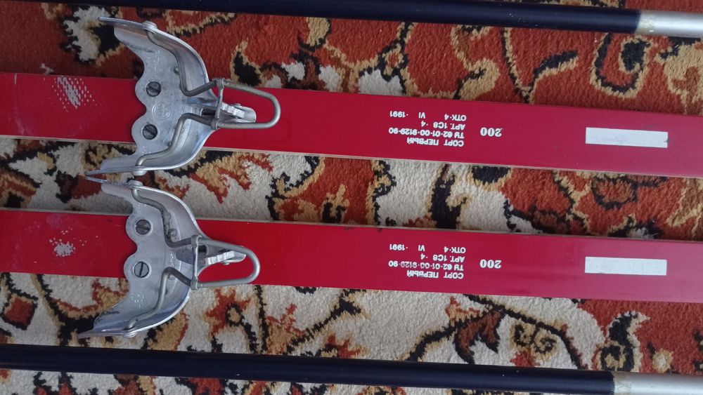 Лыжи с креплениями и палками.