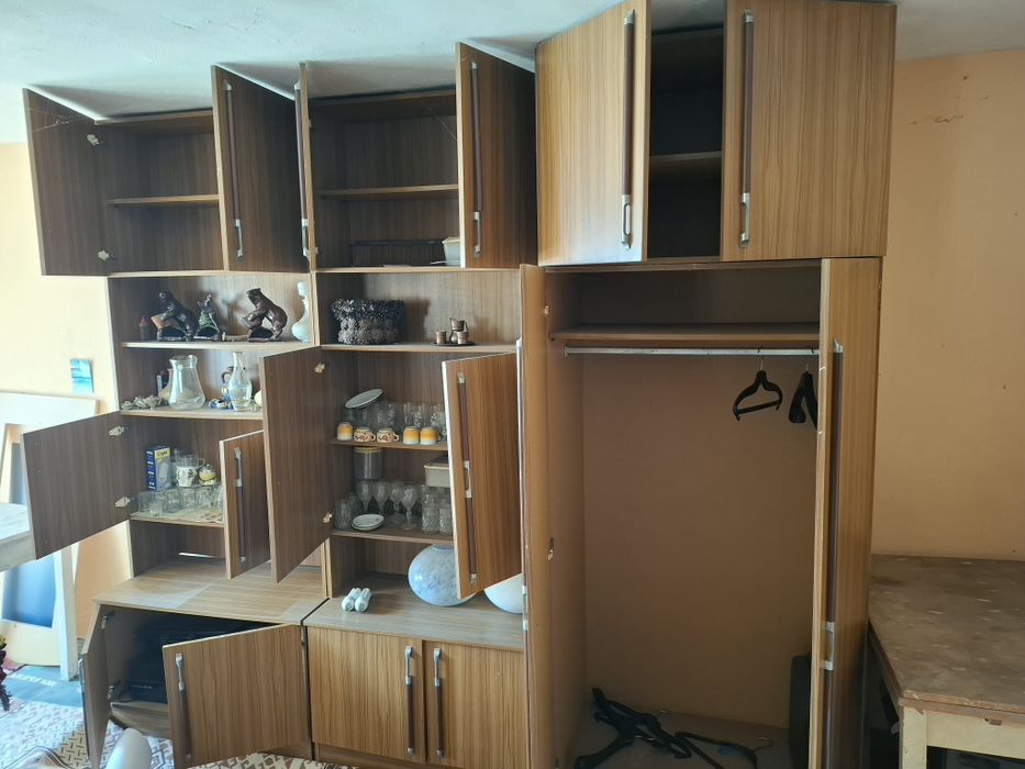 Мебел секция много запазена