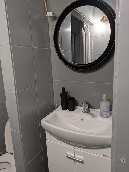 Închiriez garsonieră (exclus animale de companie)