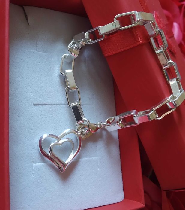 Масивен комплект, сребърен. В подаръчна кутия.