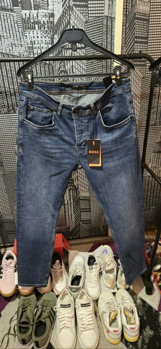 Vand blugi noi calitate.