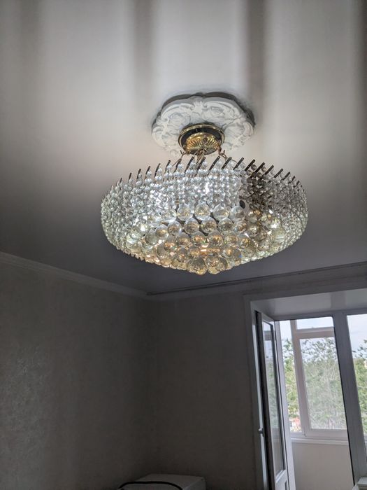 Продам шикарную люстру