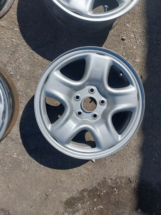 Диски R16 железные. На Toyota Rav 4