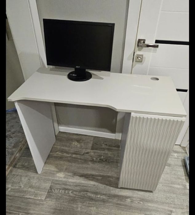 Продам компьютерный стол