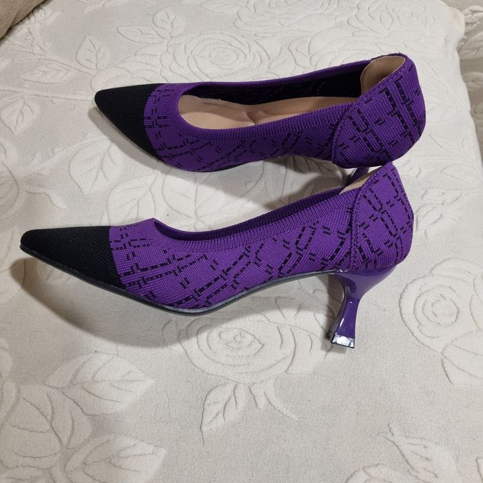 Нови обувки в лилаво и черно с токчета 5 см.Номер 38.