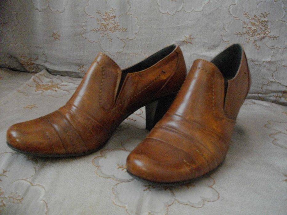 Елегантни бежови обувки на висок ток. Номер 38..От естествена кожа.