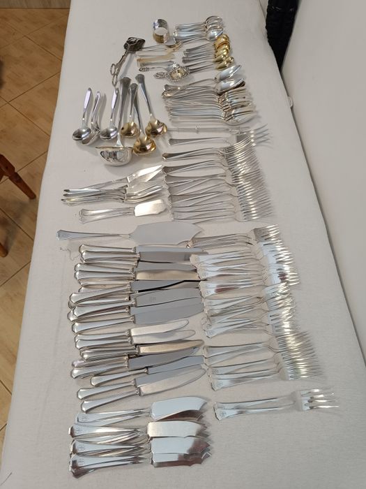 Vând Tacâmuri argintate.