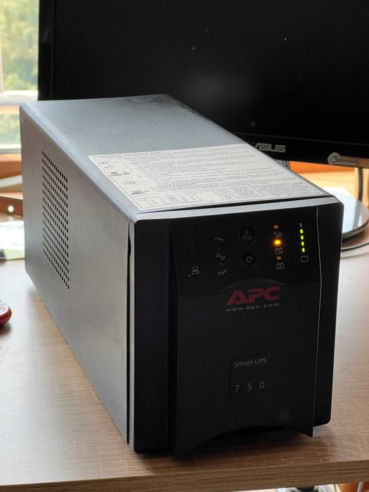 Непрекъсващ ТЗИ UPS APC SUA750I чиста синусоида