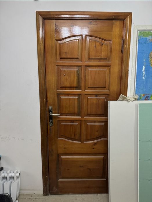 Деревянная дверь с коробкой