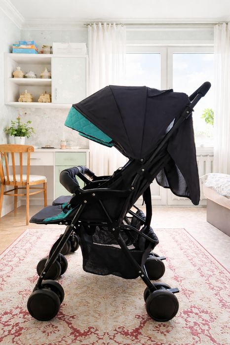 Двойная коляска для детей.