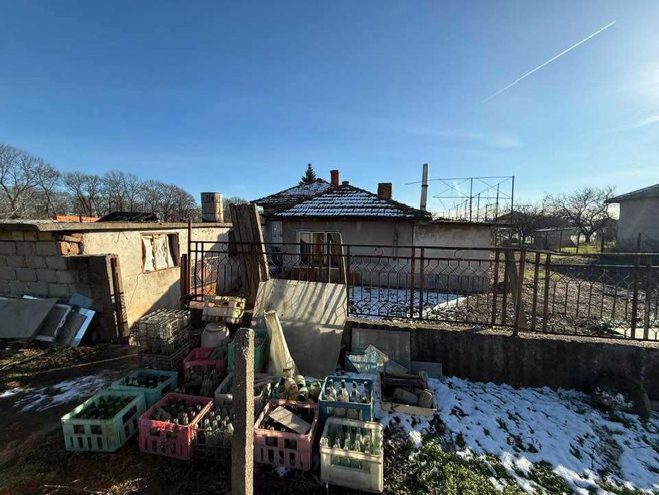 2 имота -232кв къща   / парцел 1440 кв двор  в с. Калипетрово