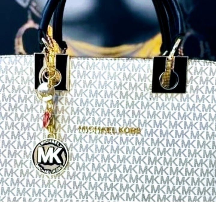 Geanta office alb cu negru Michael Kors, logo metalic auriu, saculet,