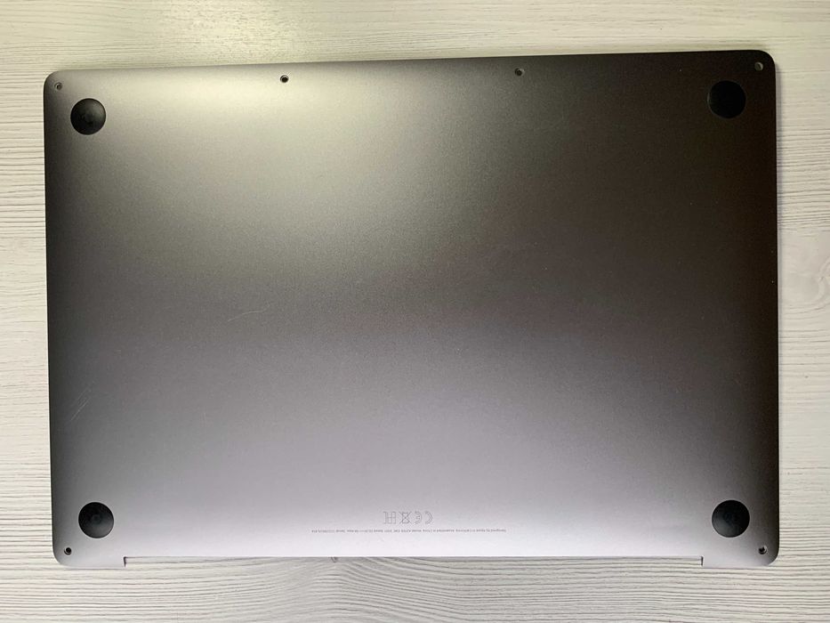 На части MacBook Pro 13" (2019), модел A2159 (два Thunderbolt 3 порта)