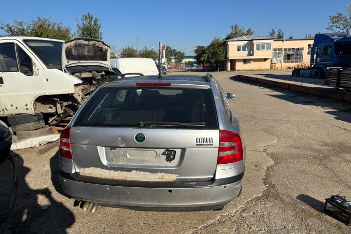 Bascula fata dreapta Skoda Octavia 2007
