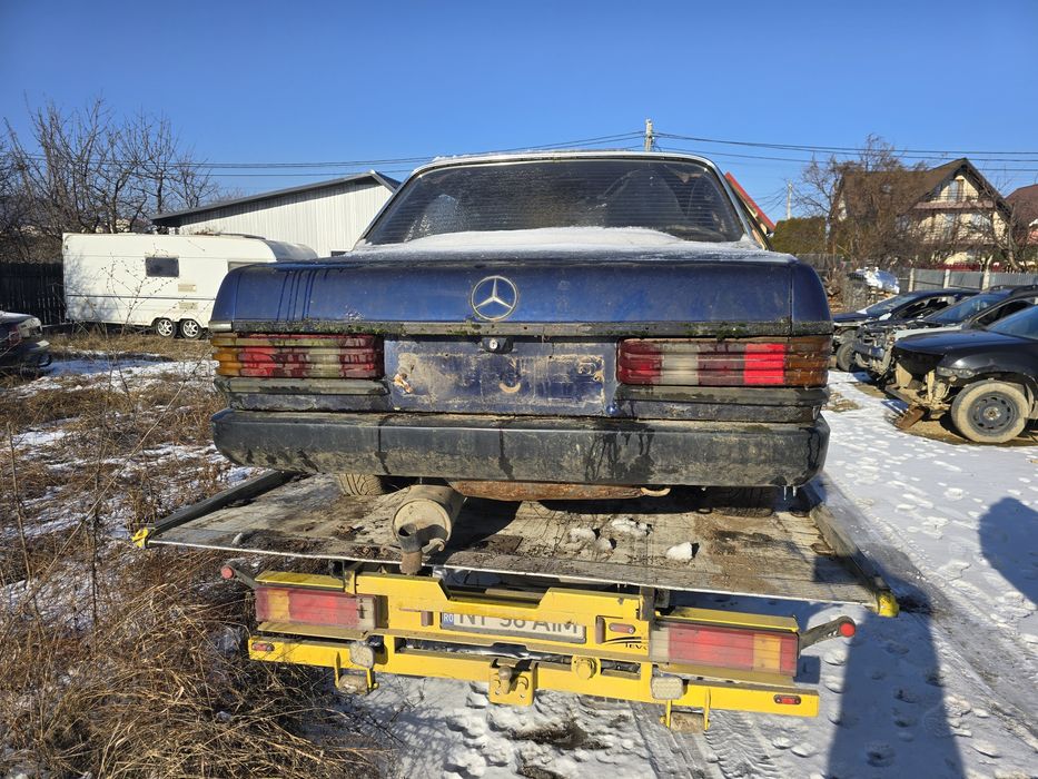 Dezmembrez Mercedes W123 2.0 diesel an 1980 auto Italia