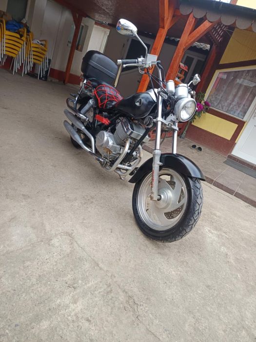 Vând motocicletă Lifan motor 250 cc 2 cilindri