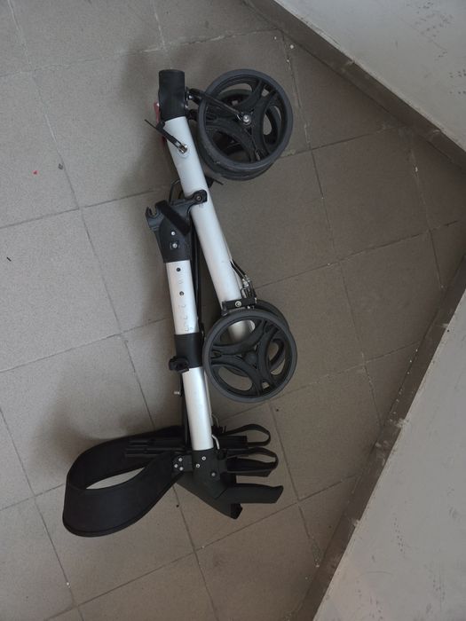Cadru dizabilitati cu roti batrani ROLLATOR 9269
