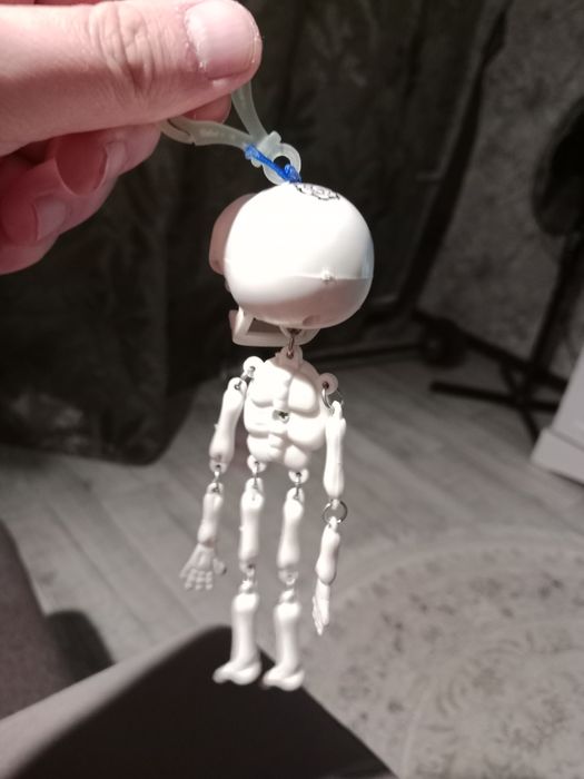 Игрушка скелетик.