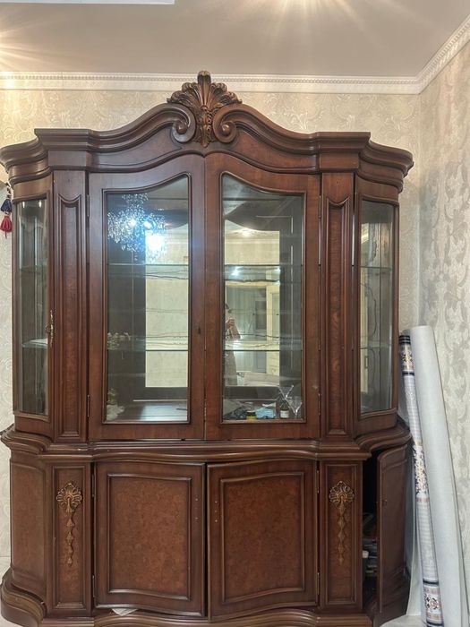 Горка-сервант из натурального дерева в классическом стиле