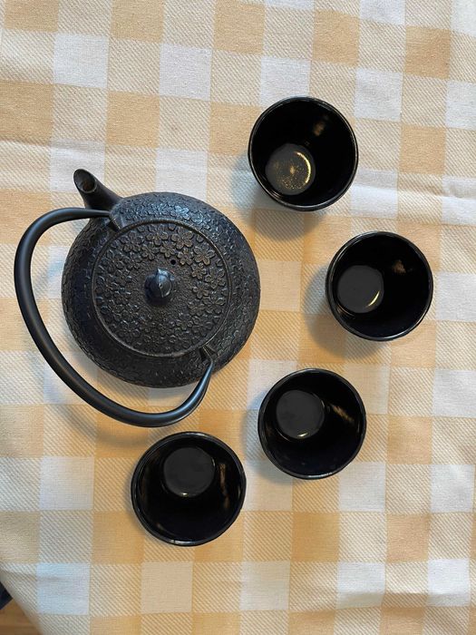 Set ceainic japonez cu 4 cesti din fonta