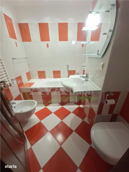 Apartamnet 3 decomandate, etaj 2, cu 2 bai, centrala, zona Ura
