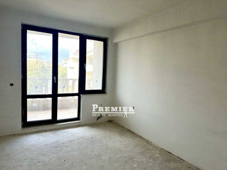 Просторен двустаен в затворен комплекс в Сарафово.