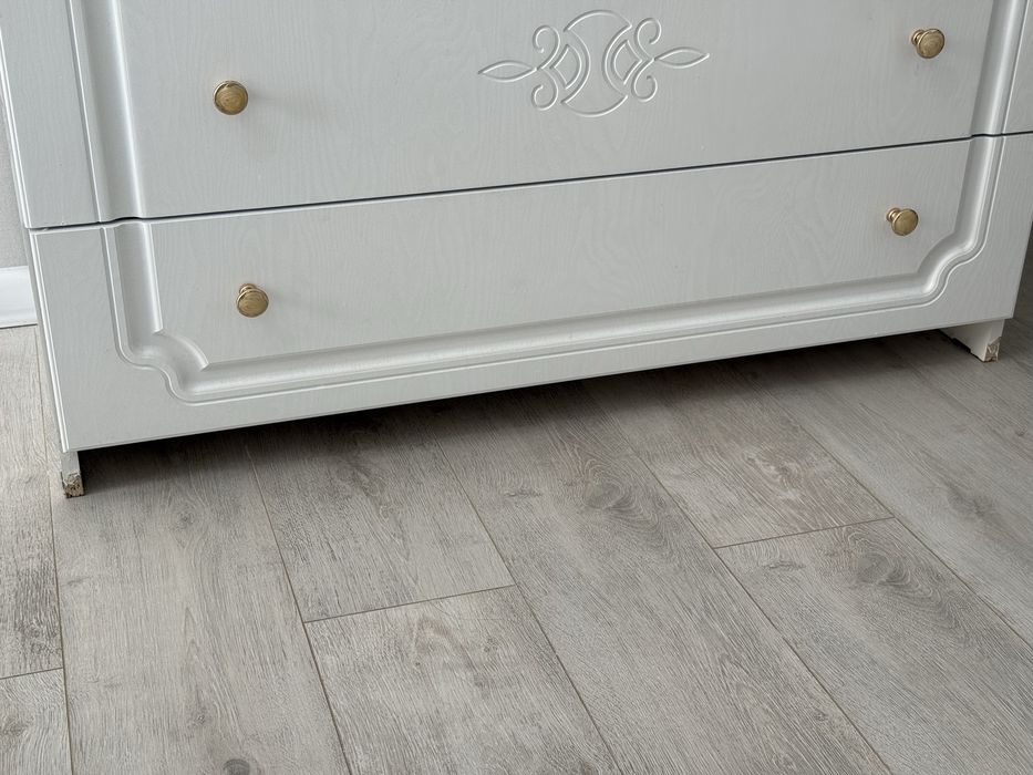 Шкаф с комодом и зеркалом