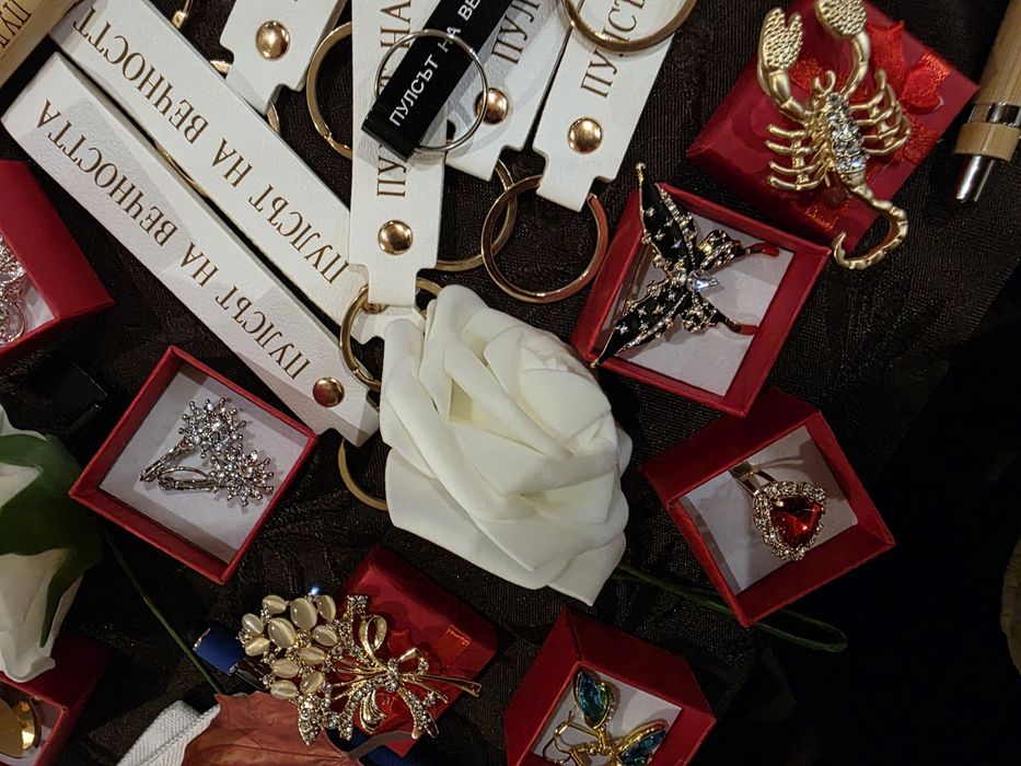 Пулсът на вечността- роман, Шепа размисъл-стихосбирка+ бокс чантичка с