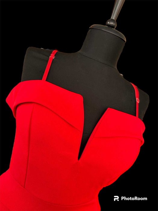 Запазена червена рокля.