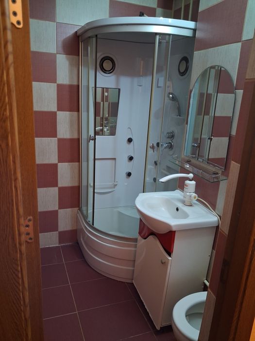Închiriez garsoniera