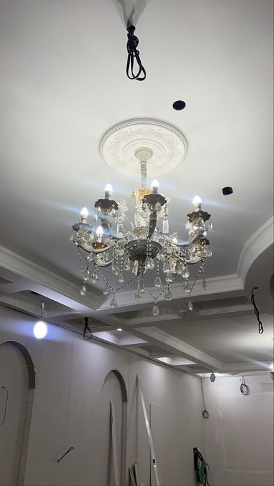 Продам люстру в зал очень подходит