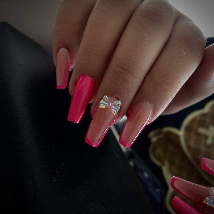 Ofer servicii de manichiura