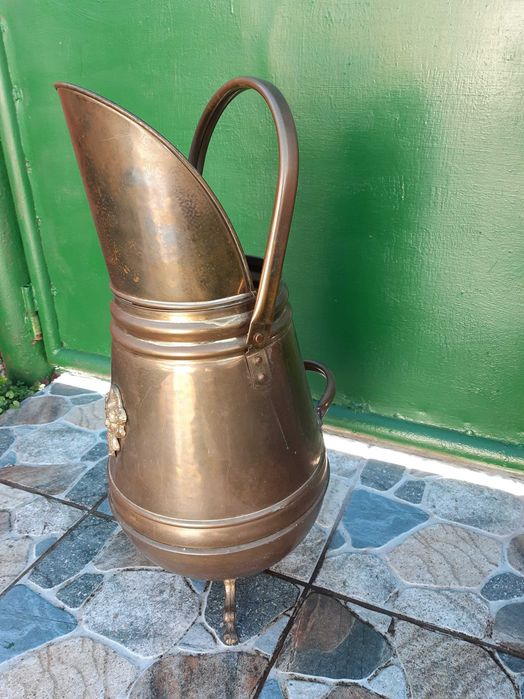 Recipiente din alama cu labe leu si din tabla neagra pictata manual, inalte 56cm
