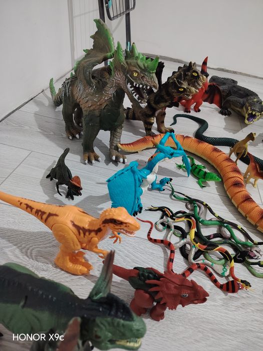 Продам динозавров