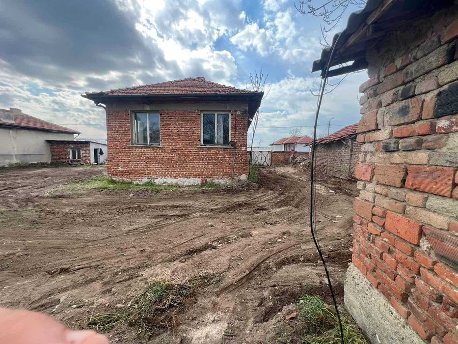 Масивна двуетажна къща с голям двор и стопански постройки - с. Пъдарско, обл. Пловдив