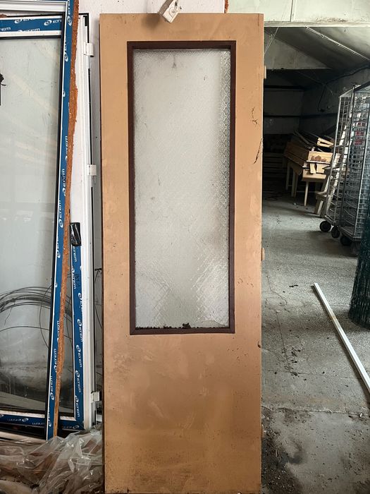 Дървена врата с каса