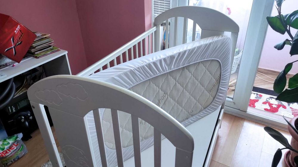 Бебешко легло-кошара 60×120 бяло дървено + матрак | чекмедже, колелца