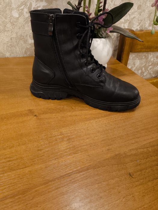 Продам зимние женские ботинки