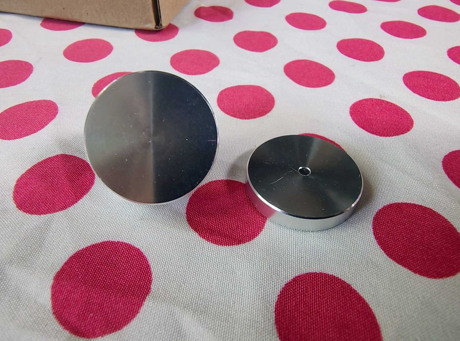 Set 4 Bucati Suport Spike-uri pentru boxe.