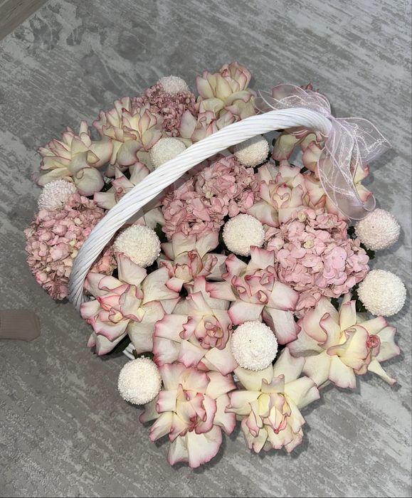 Красивые, свежие, живые, яркие цветы. Вкусно пахнут.