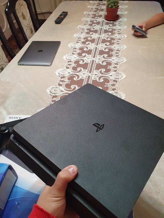 Playstation 4 + orginal djostik