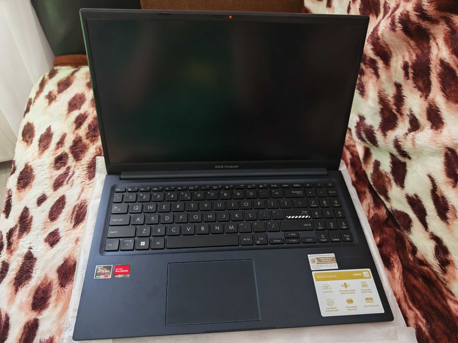 Vând ASUS Vivobook 15 D1502YA-BQ357, laptop nou, nefolosit, păstrat în cutia originală.