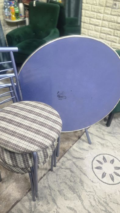 Срочно продам складной стол и три стула