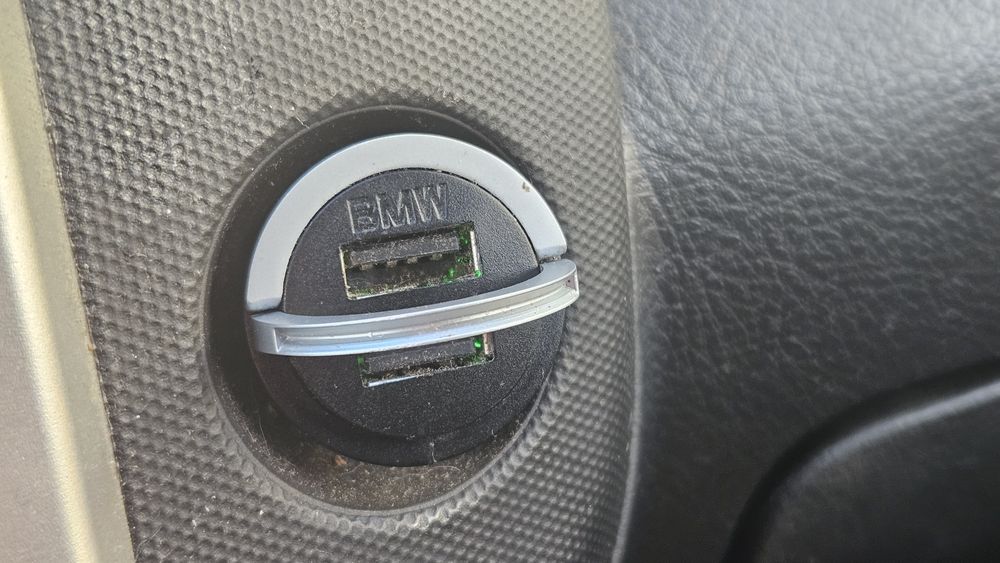 Зарядно с 2 USB за автомобил