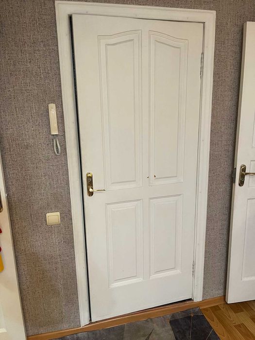 Продам дверь (дерево)