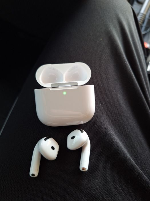 AirPods 4 cu Noise Cancelling