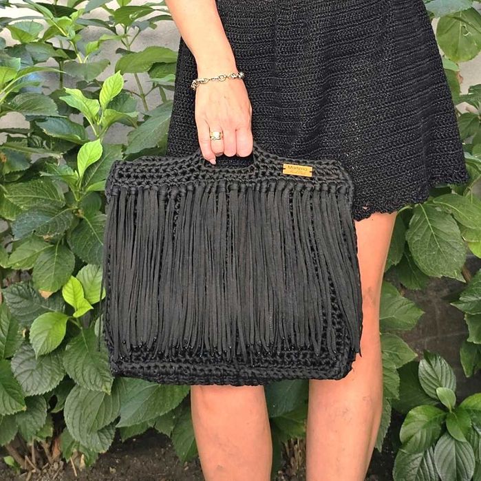 Черна ръчно плетена чанта с ресни – за плаж или ежедневие