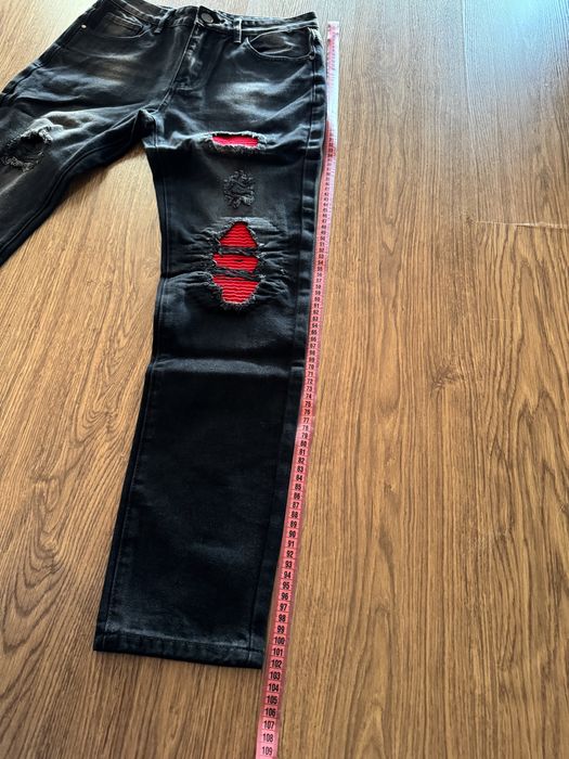 Blugi cu petice rosii